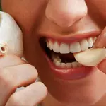 Spicchio d'aglio in bocca: antico rimedio cinese dai benefici sorprendenti